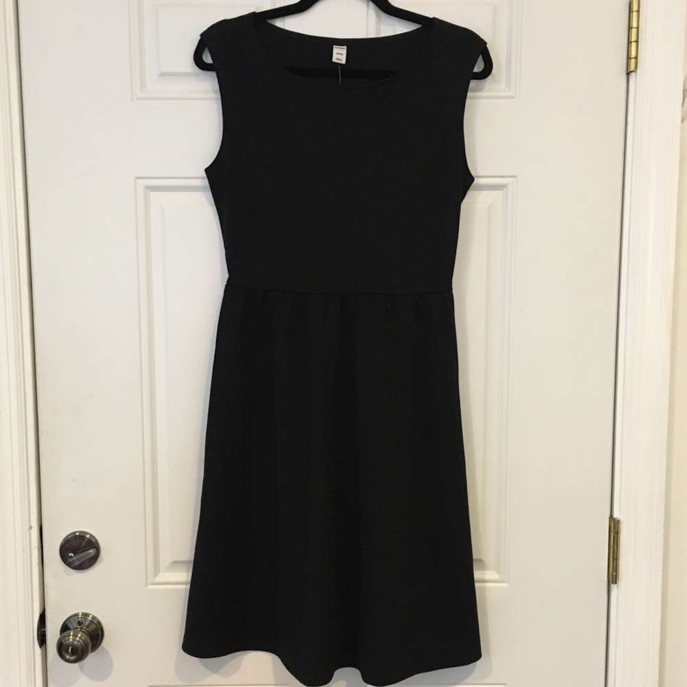Black sleeveless dress